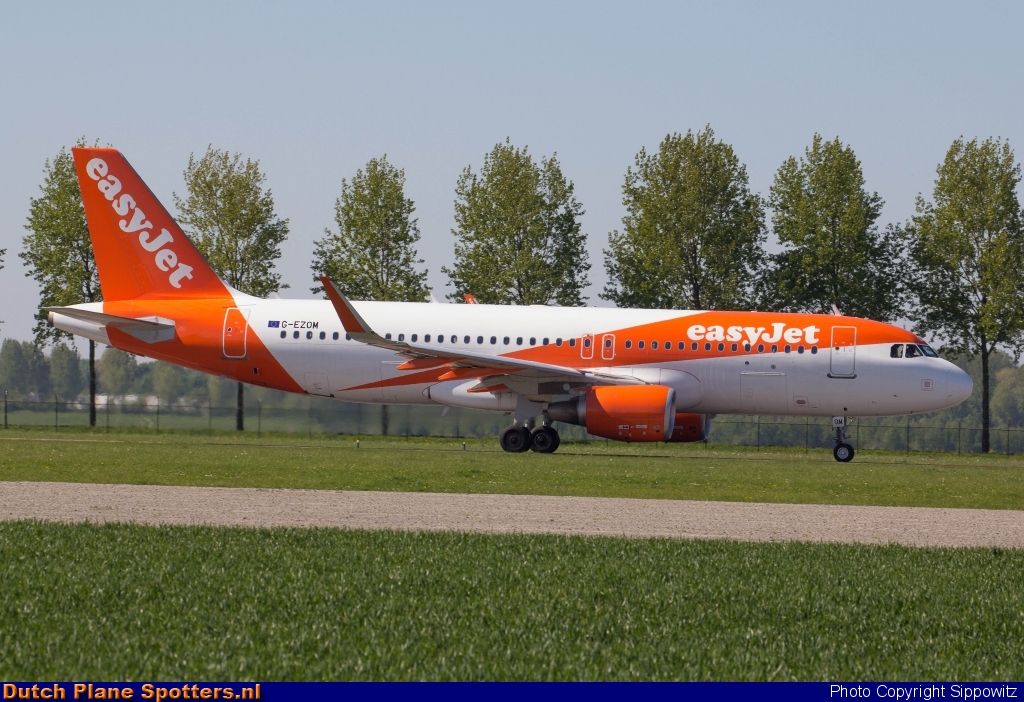 G-EZOM Airbus A320 easyJet by Sippowitz