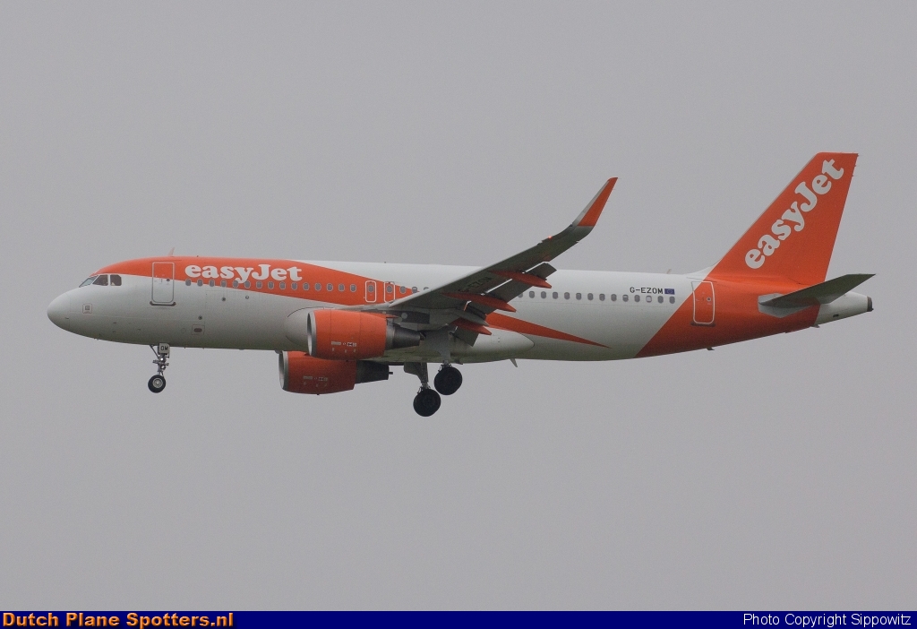 G-EZOM Airbus A320 easyJet by Sippowitz