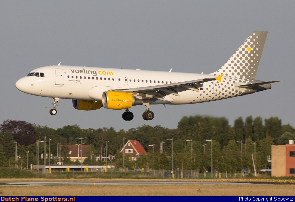 EC-MGF Airbus A319 Vueling.com by Sippowitz