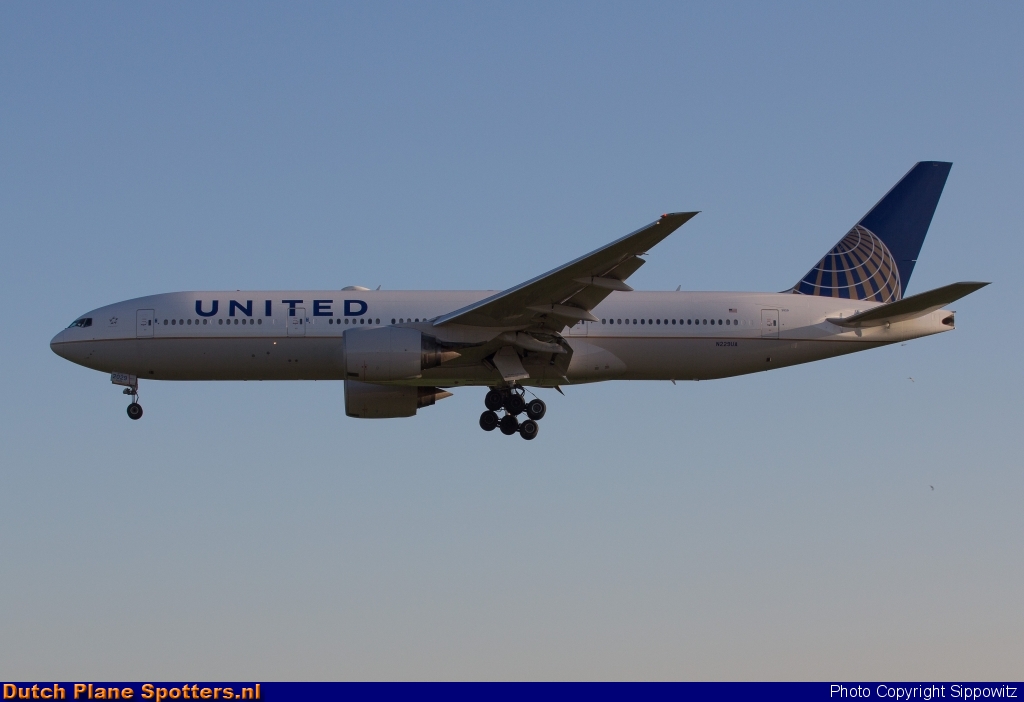 N229UA Boeing 777-200 United Airlines by Sippowitz
