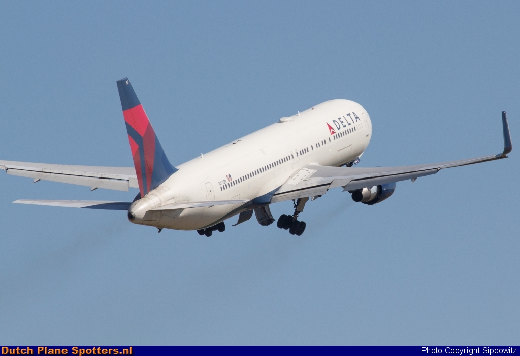 N192DN Boeing 767-300 Delta Airlines by Sippowitz