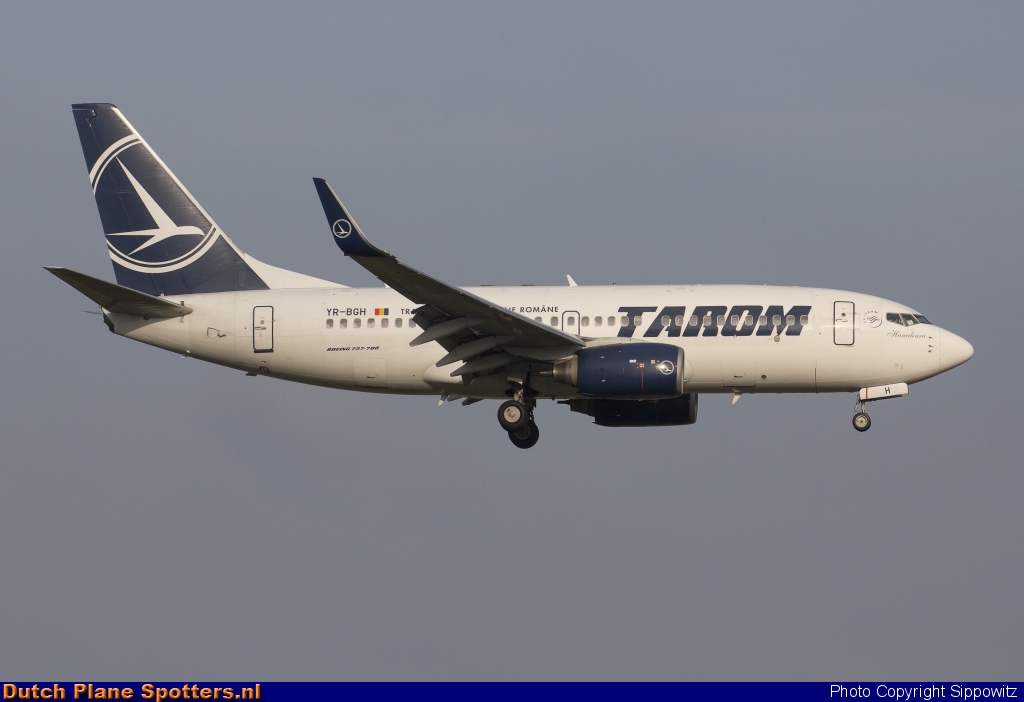 YR-BGA Boeing 737-300 TAROM by Sippowitz
