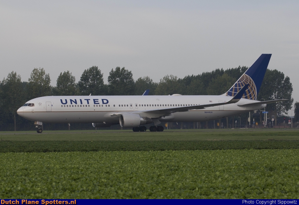 N644UA Boeing 767-300 United Airlines by Sippowitz