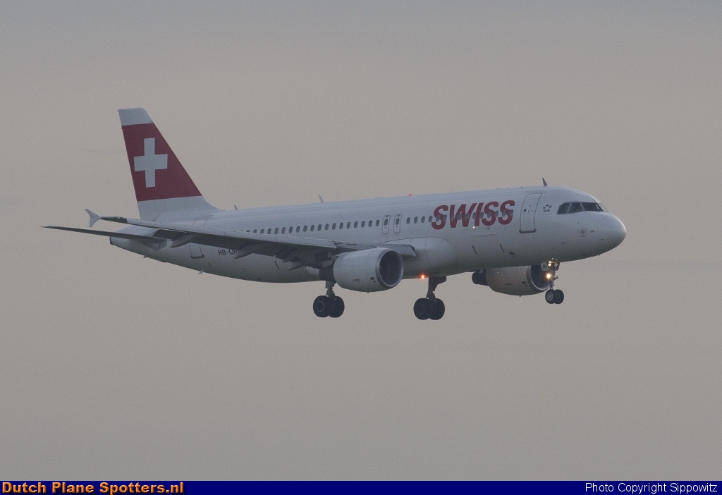 HB-IJR Airbus A320 Swiss International Air Lines by Sippowitz