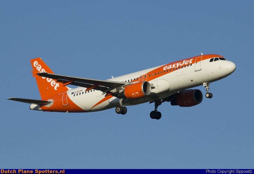 G-EZTH Airbus A320 easyJet by Sippowitz