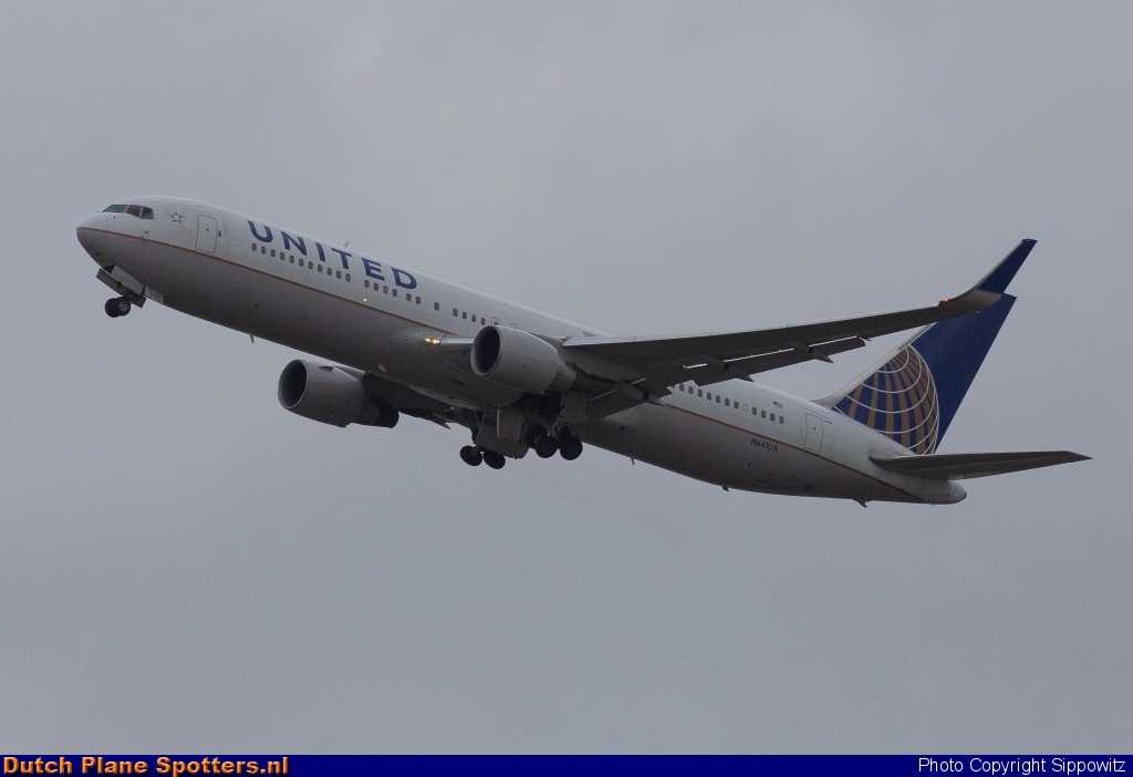 N641UA Boeing 767-300 United Airlines by Sippowitz