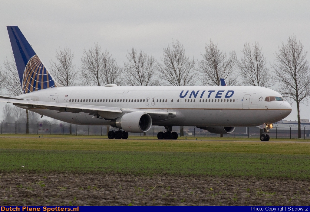N674UA Boeing 767-300 United Airlines by Sippowitz