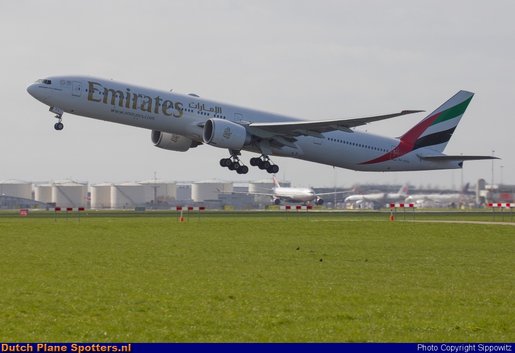 A6-EPS Boeing 777-300 Emirates by Sippowitz