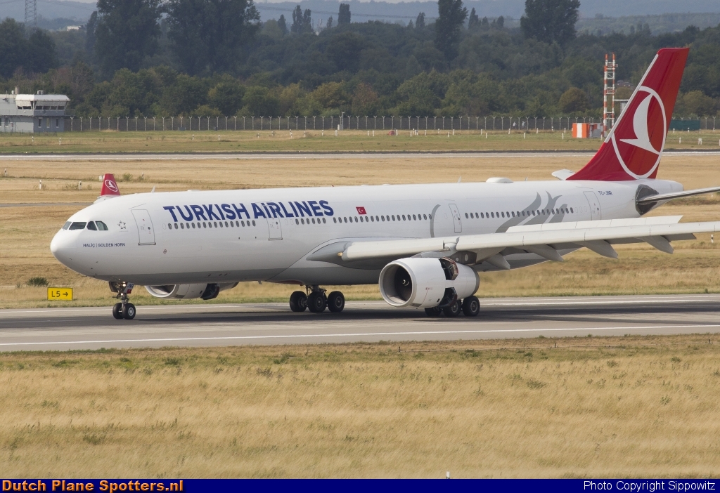 TC-JNR Airbus A330-300 Turkish Airlines by Sippowitz