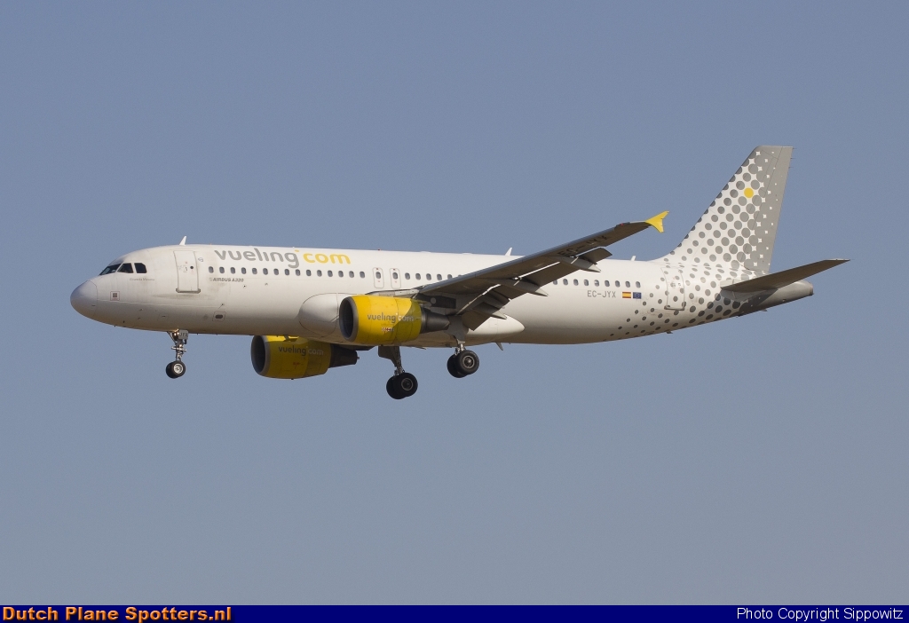 EC-JYX Airbus A320 Vueling.com by Sippowitz