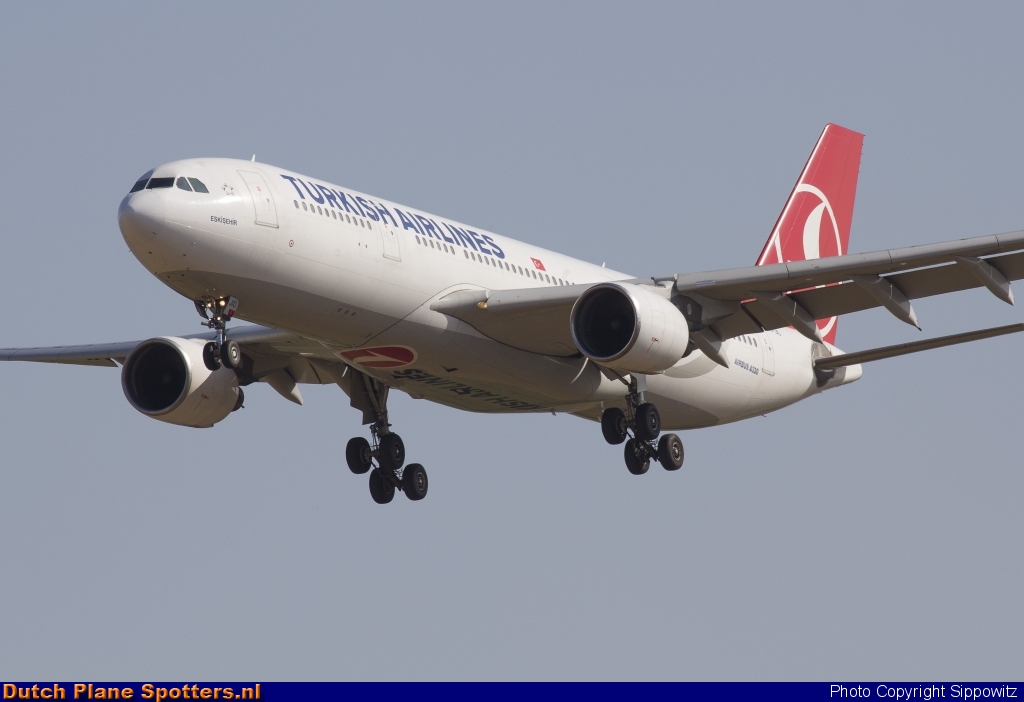 TC-JIO Airbus A330-200 Turkish Airlines by Sippowitz