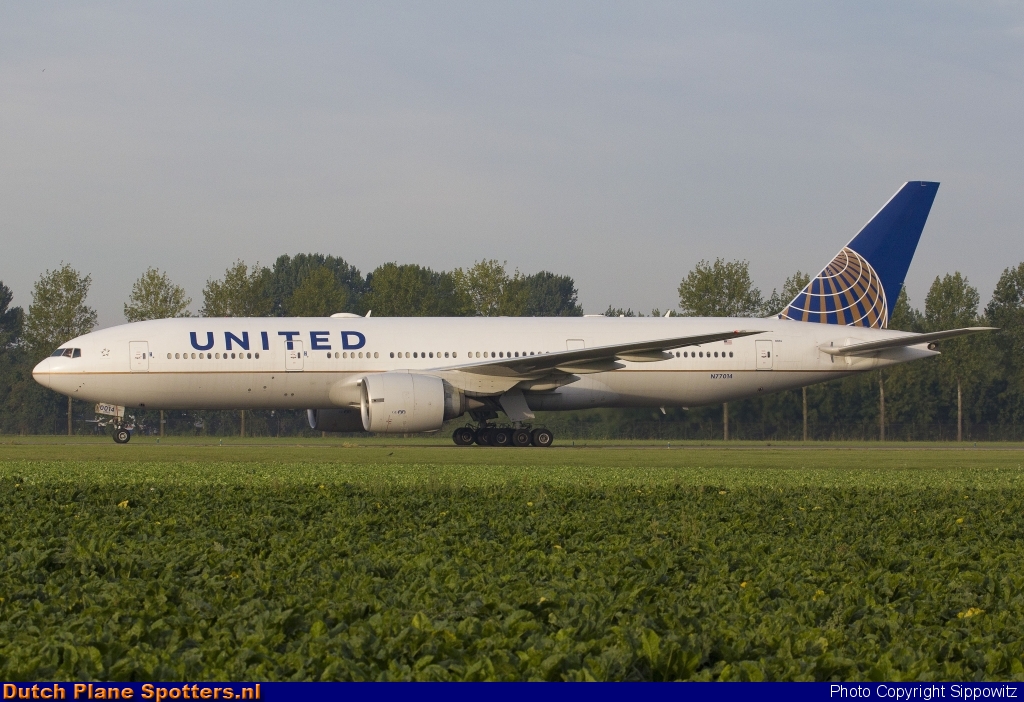 N77014 Boeing 777-200 United Airlines by Sippowitz