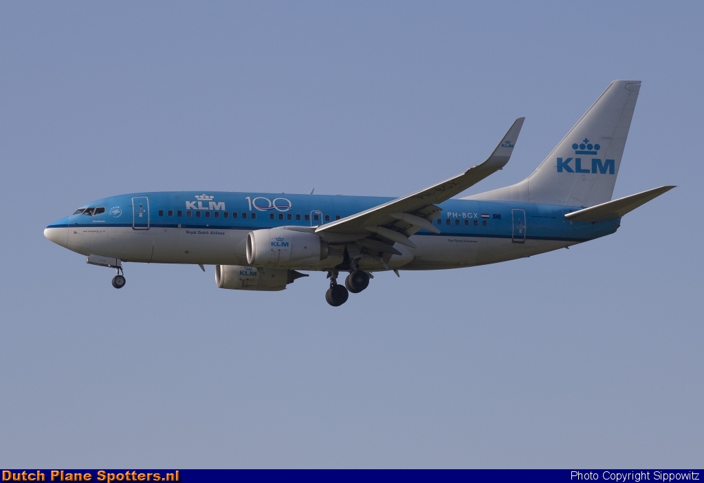 PH-BGX Boeing 737-700 KLM Royal Dutch Airlines by Sippowitz
