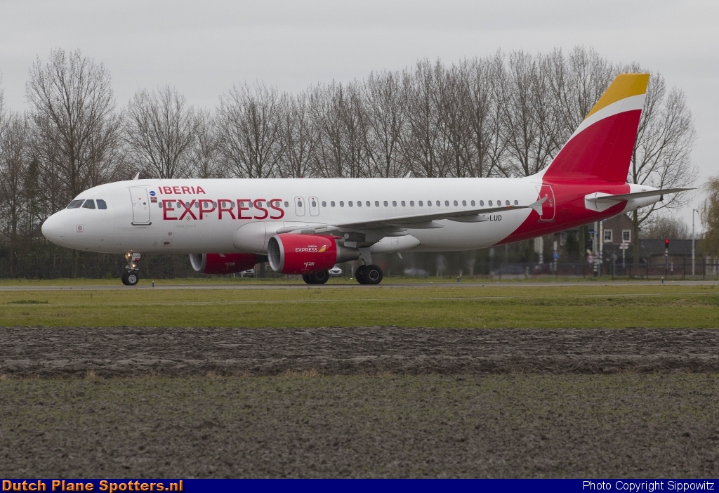 EC-LUD Airbus A320 Iberia Express by Sippowitz