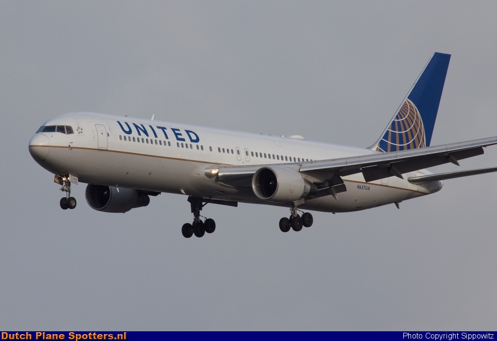 N657UA Boeing 767-300 United Airlines by Sippowitz