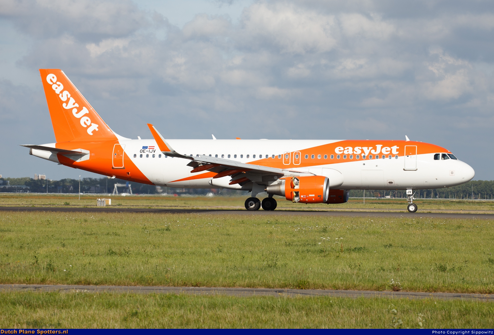 OE-IJV Airbus A320 easyJet Europe by Sippowitz
