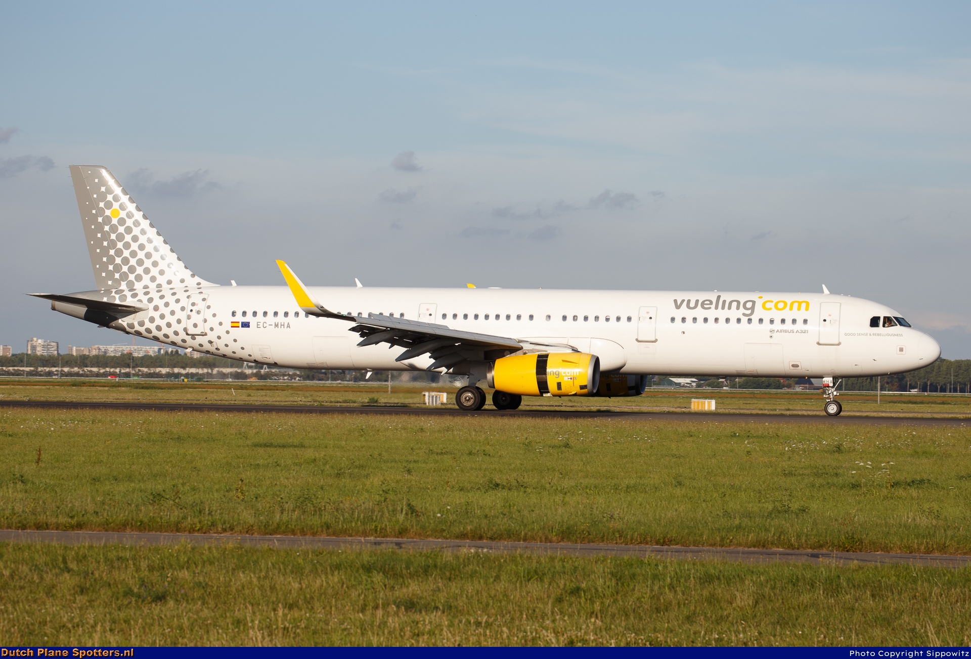 EC-MHA Airbus A321 Vueling.com by Sippowitz