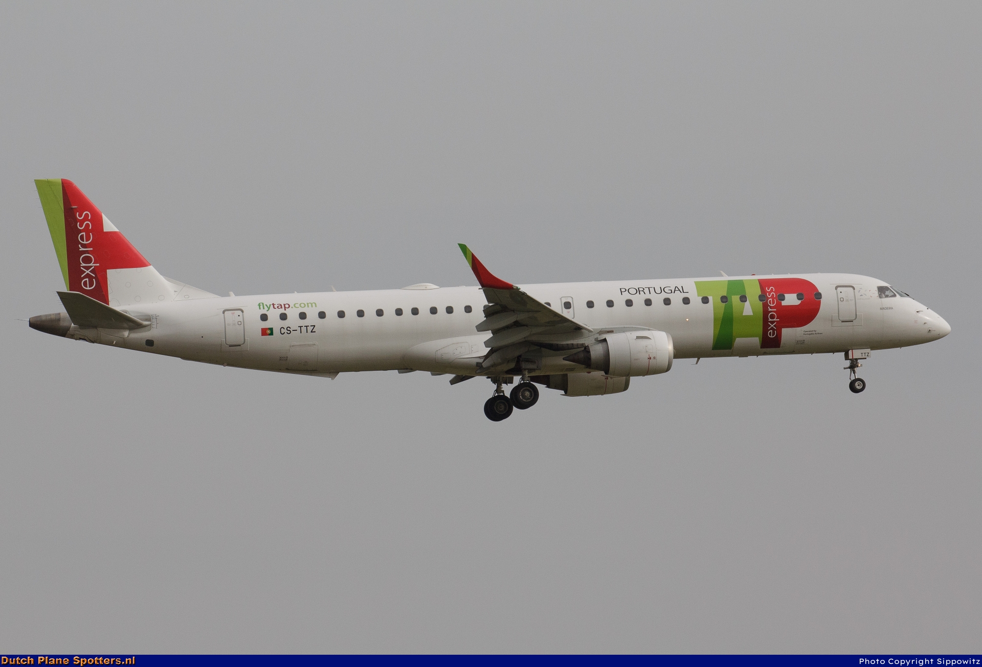 CS-TTZ Embraer 195 PGA Portugalia Airlines (TAP Express) by Sippowitz