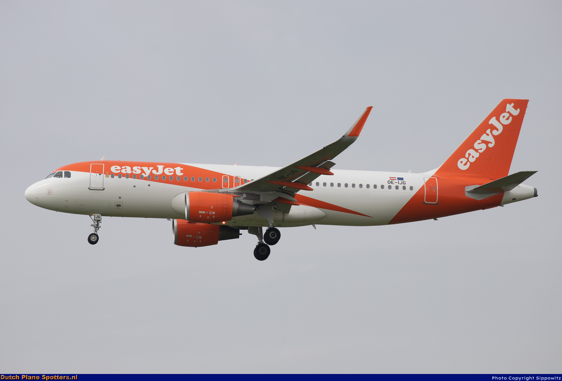 OE-IJG Airbus A320 easyJet by Sippowitz