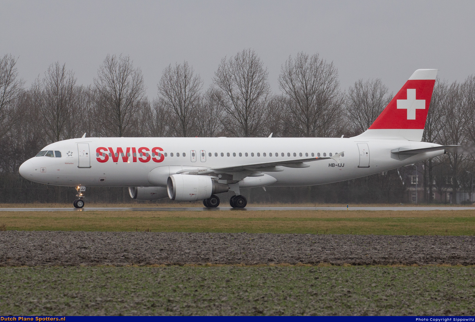 HB-IJJ Airbus A320 Swiss International Air Lines by Sippowitz