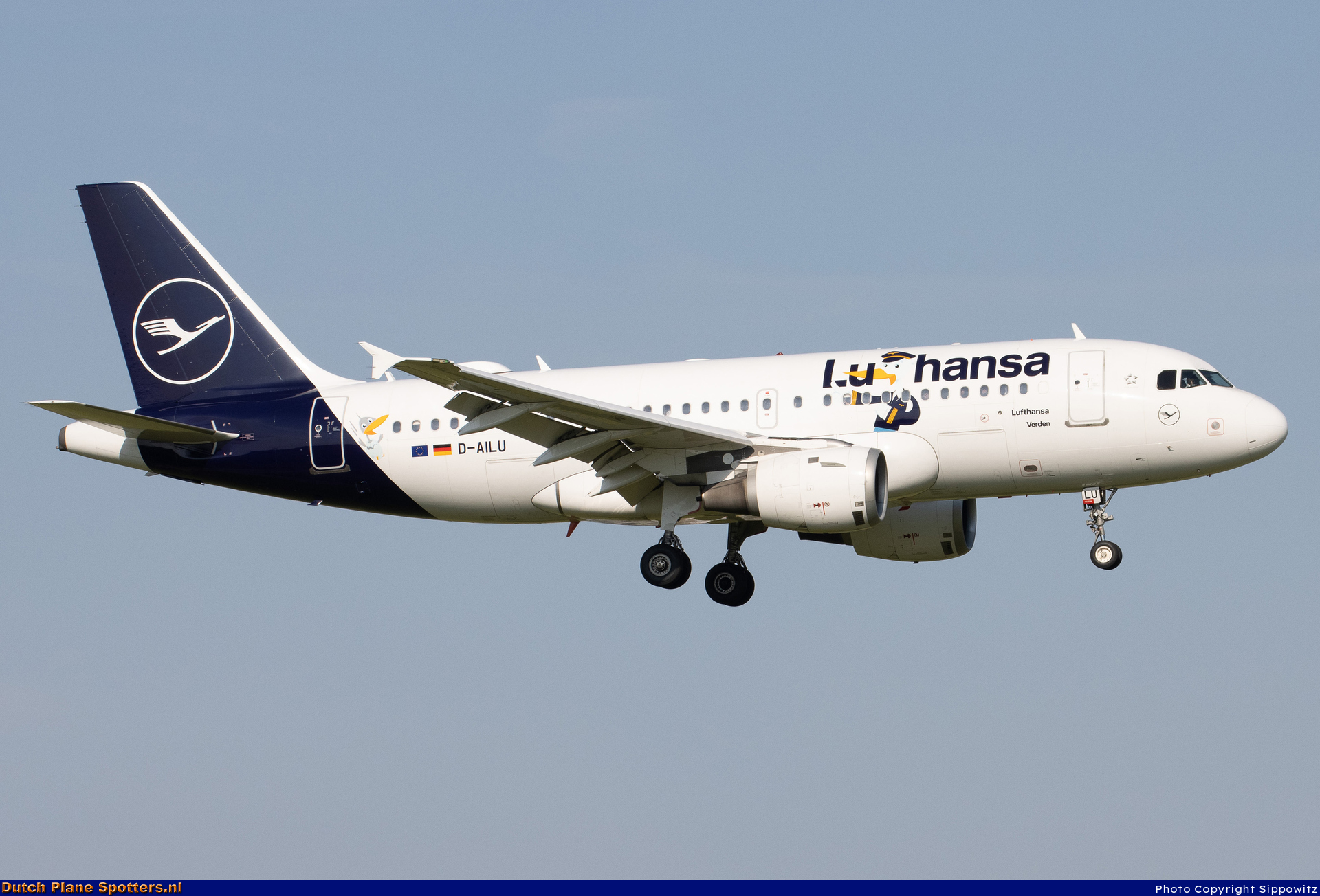 D-AILU Airbus A319 Lufthansa by Sippowitz