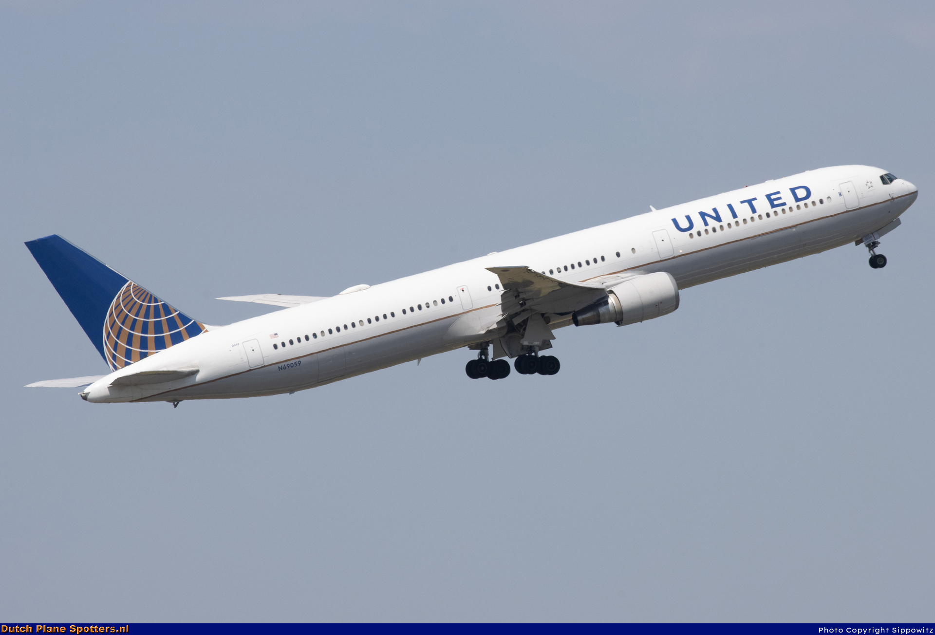 N69059 Boeing 767-400 United Airlines by Sippowitz