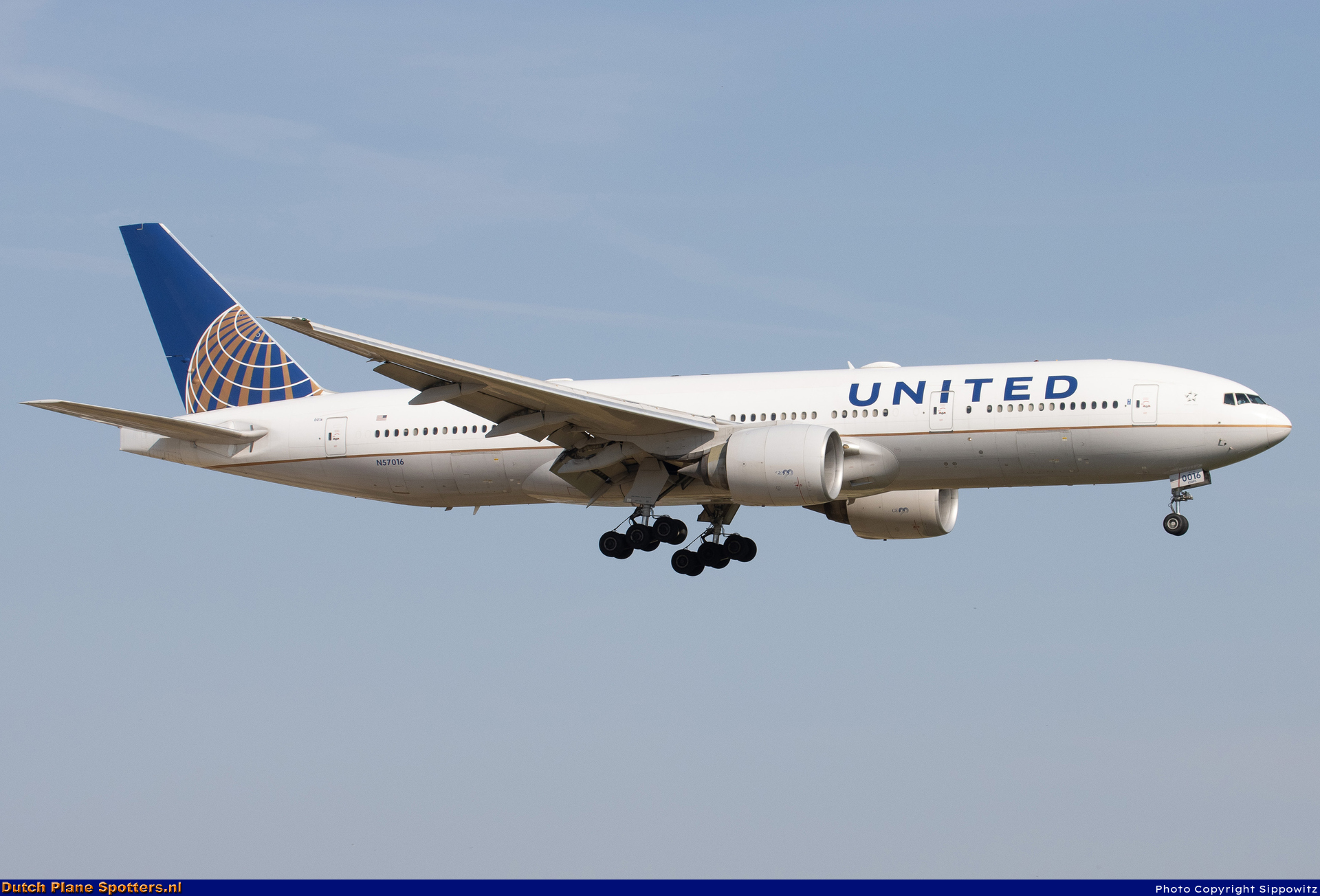 N57016 Boeing 777-200 United Airlines by Sippowitz