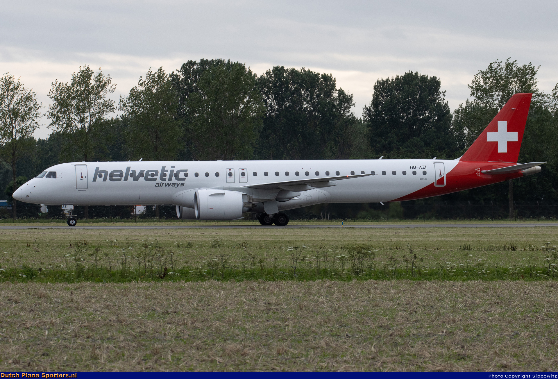 HB-AZI Embraer 195 E2 Helvetic Airways by Sippowitz