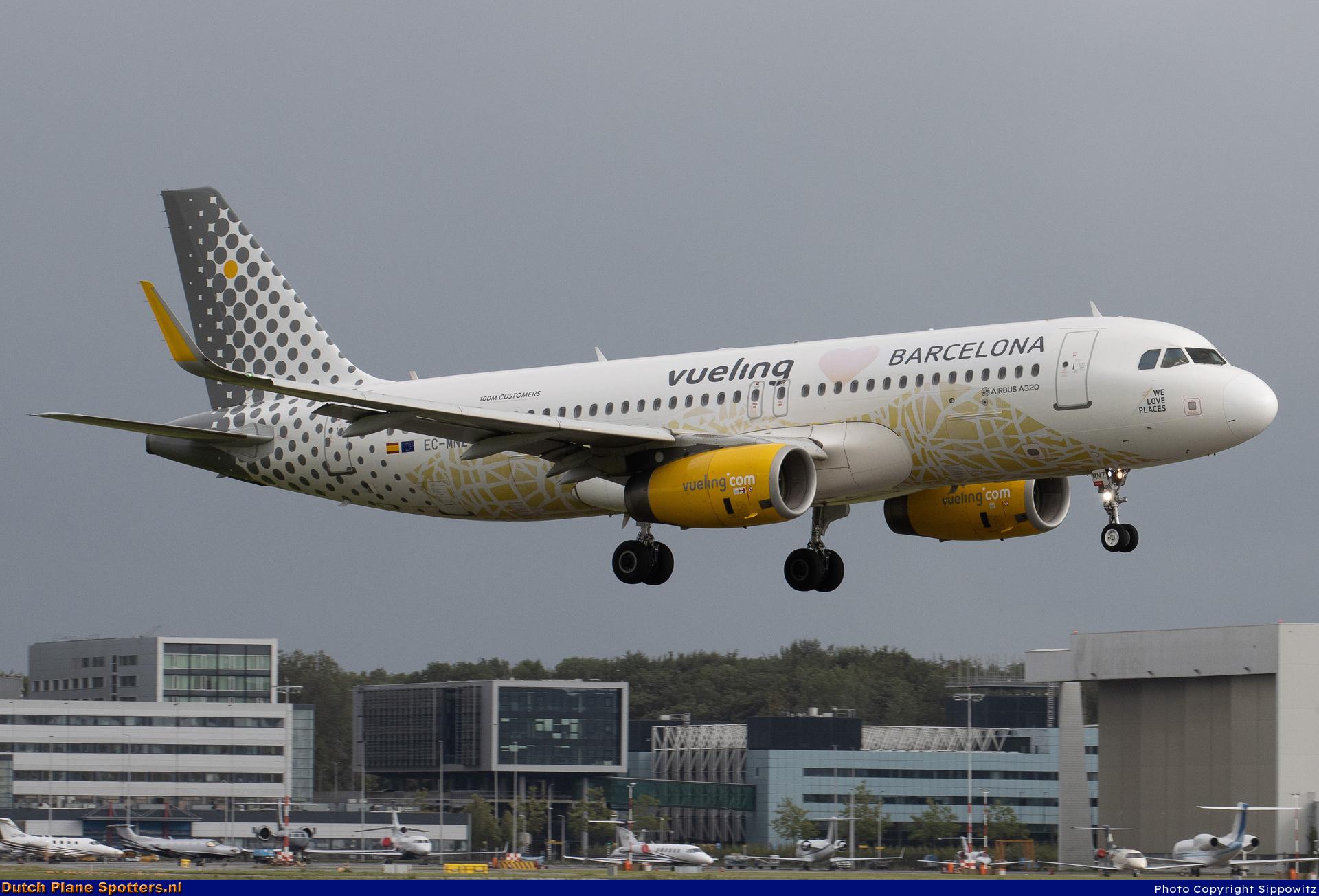 EC-MNZ Airbus A320 Vueling.com by Sippowitz