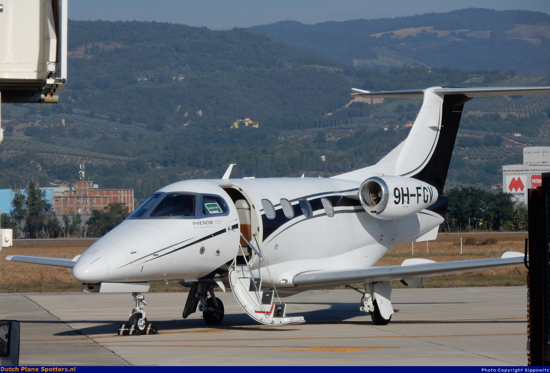 9H-FGV Embraer 500 Phenom 100 Luxwing by Sippowitz