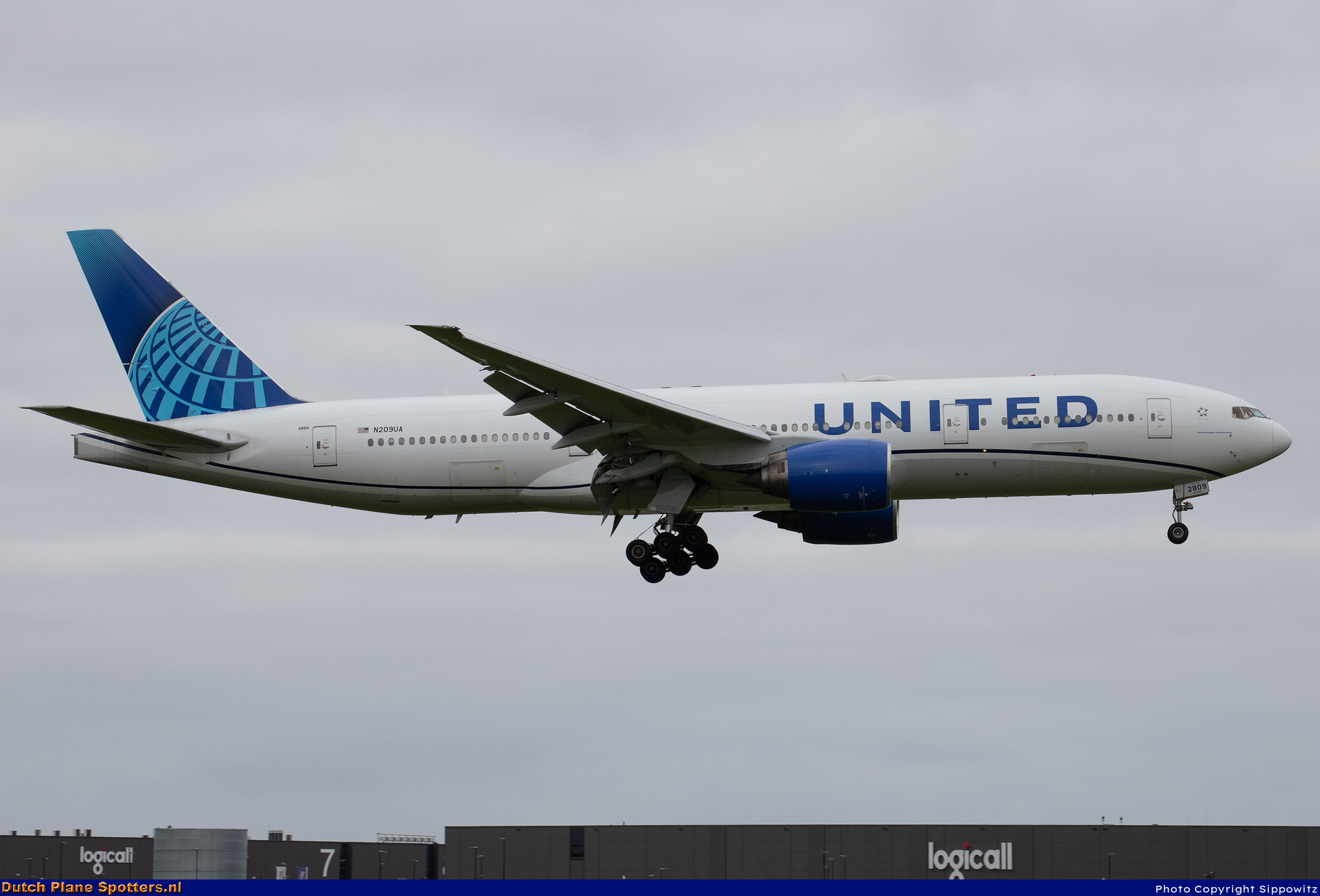 N209UA Boeing 777-200 United Airlines by Sippowitz