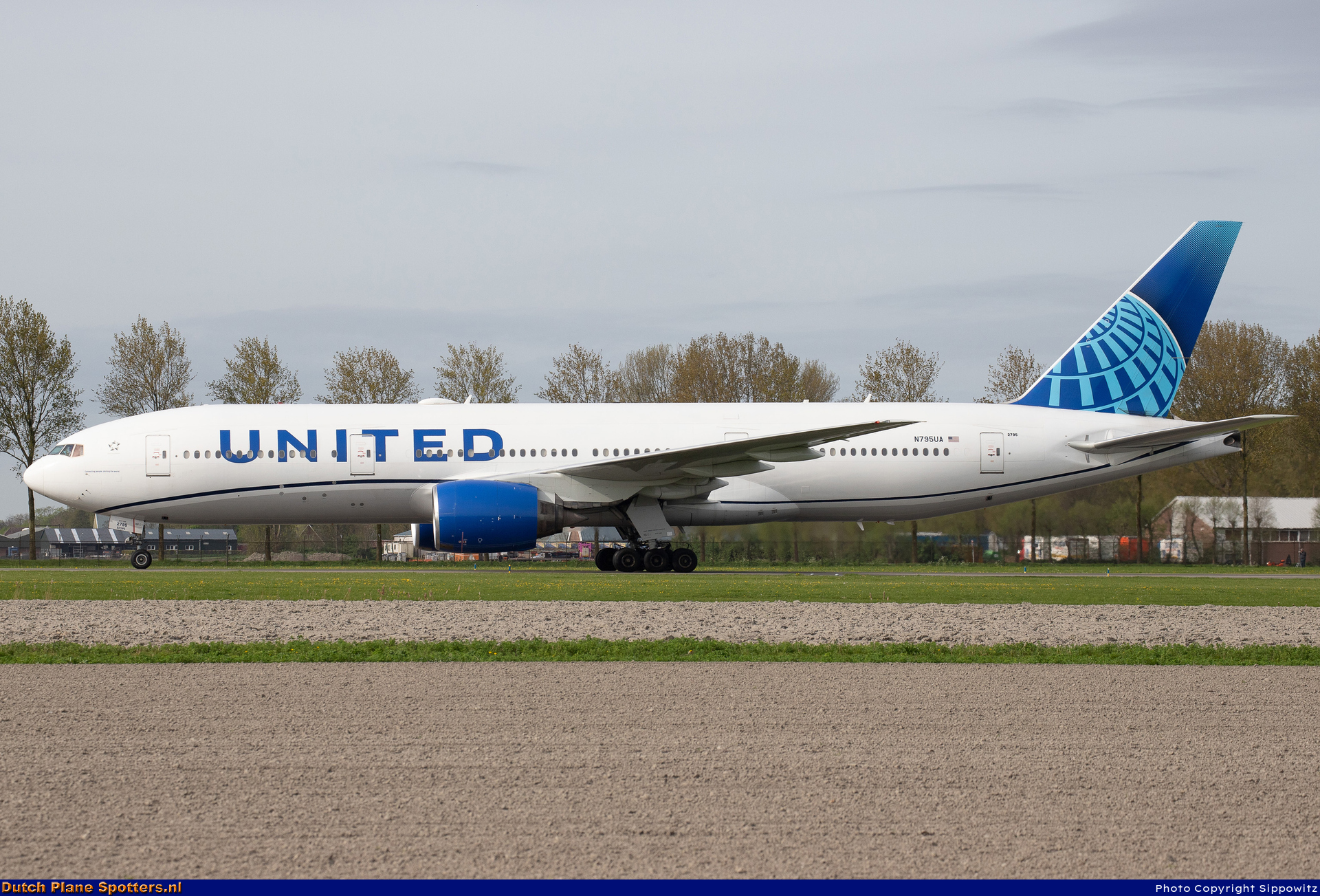 N795UA Boeing 777-200 United Airlines by Sippowitz
