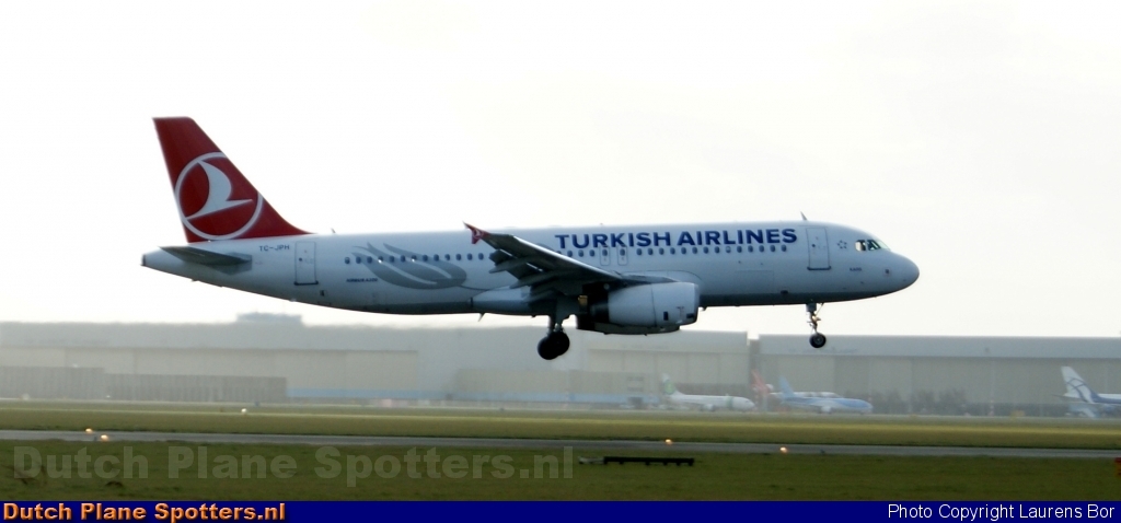 TC-JPH Airbus A320 Turkish Airlines by Laurens Bor