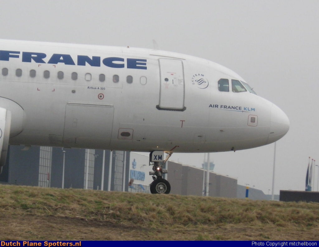 F-GKXM Airbus A320 Air France by mitchellboon