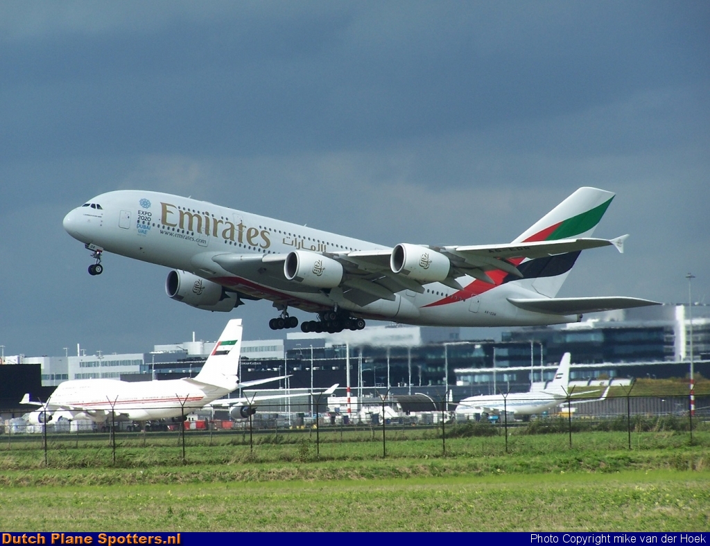 A6-EDR Airbus A380-800 Emirates by mike van der Hoek