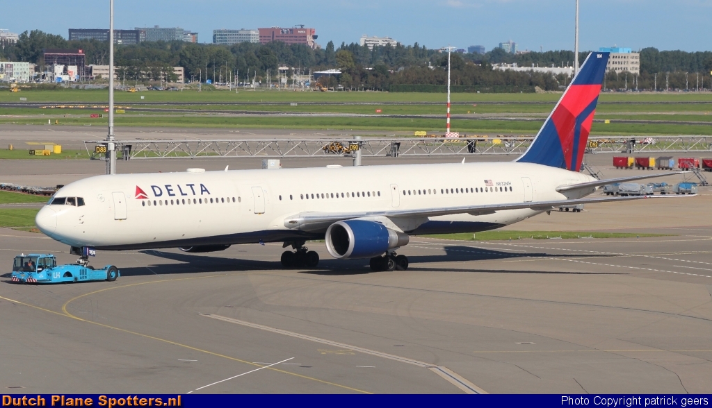 N832MH Boeing 767-400 Delta Airlines by patrick geers