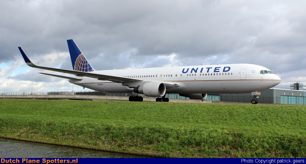 N665UA Boeing 767-300 United Airlines by patrick geers