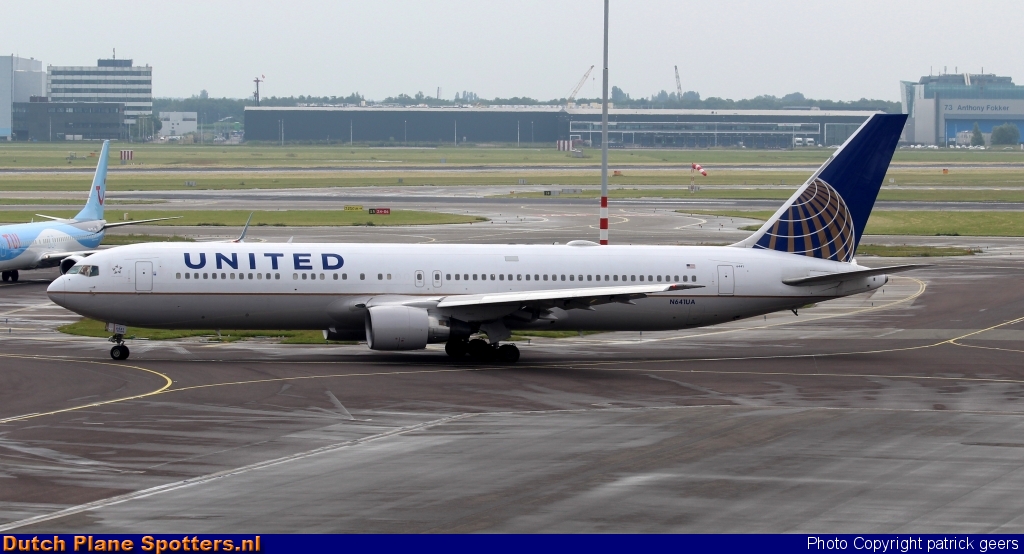 N641UA Boeing 767-300 United Airlines by patrick geers