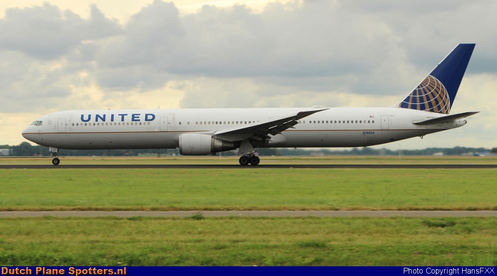 N76054 Boeing 767-400 United Airlines by HansFXX