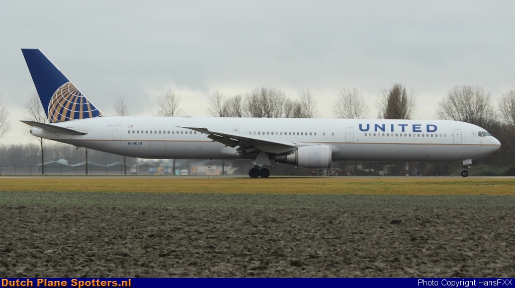 N69059 Boeing 767-400 United Airlines by HansFXX