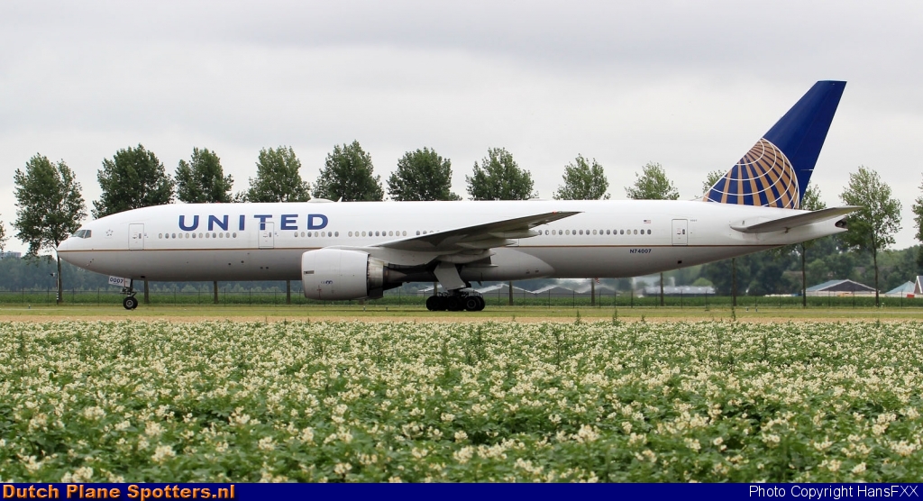 N74007 Boeing 777-200 United Airlines by HansFXX