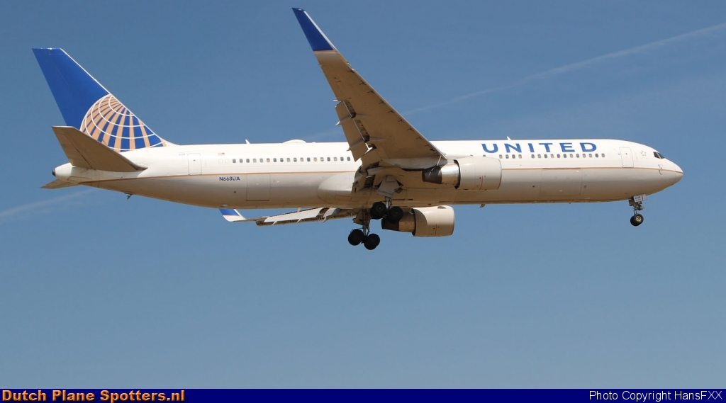 N668UA Boeing 767-300 United Airlines by HansFXX