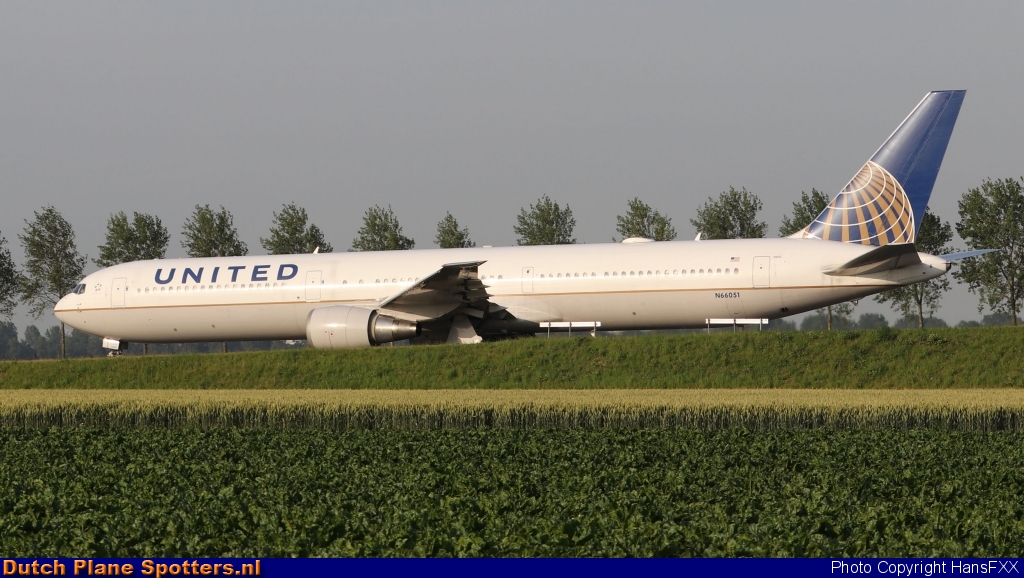 N66051 Boeing 767-400 United Airlines by HansFXX