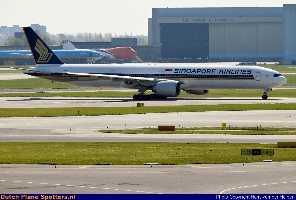 9V-SWR Boeing 777-300 Singapore Airlines by Hans van der Heiden