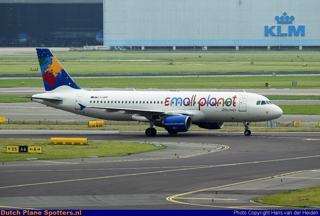 LY-SPF Airbus A320 Small Planet Airlines by Hans van der Heiden