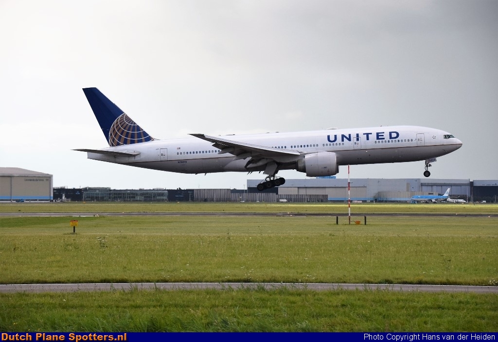 N78013 Boeing 777-200 United Airlines by Hans van der Heiden