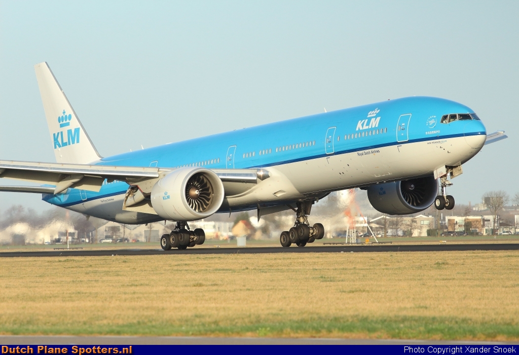 PH-BVG Boeing 777-300 KLM Royal Dutch Airlines by Xander Snoek
