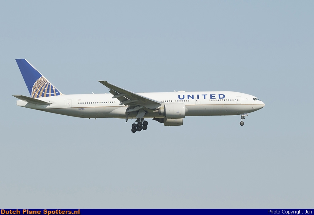 N57016 Boeing 777-200 United Airlines by Jan