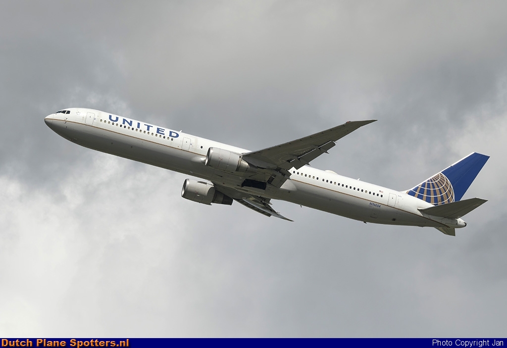 N76054 Boeing 767-400 United Airlines by Jan