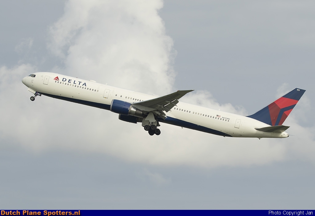 N837MH Boeing 767-400 Delta Airlines by Jan